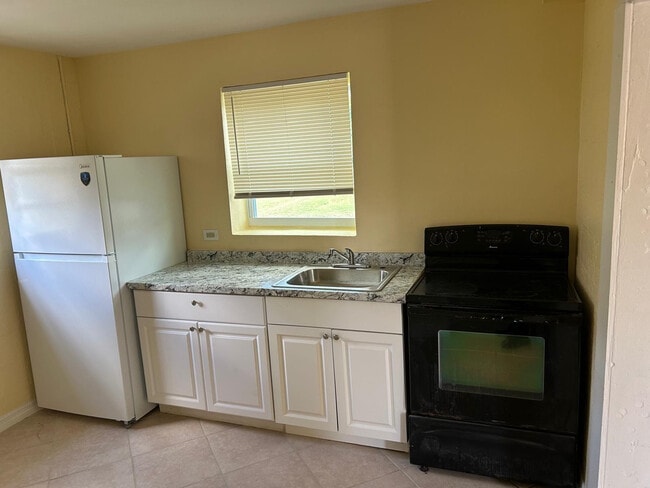 Building Photo - 371 Banyan Ave