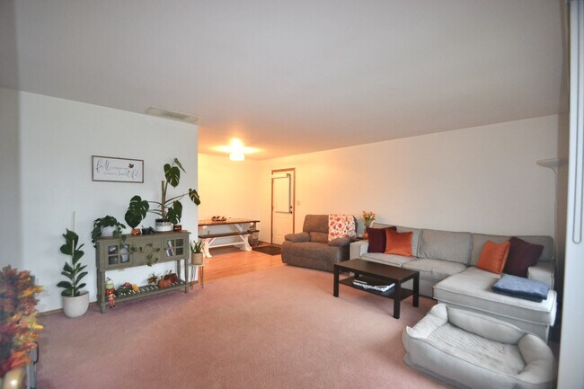 Building Photo - 5939 Fiesta Ave