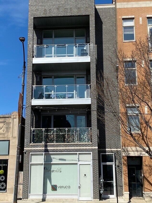 Primary Photo - 2054 W Chicago Ave