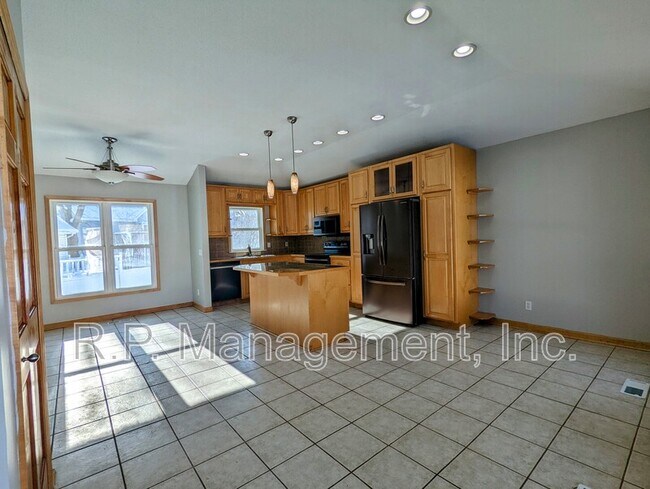 Building Photo - 8778 Hawthorne Dr