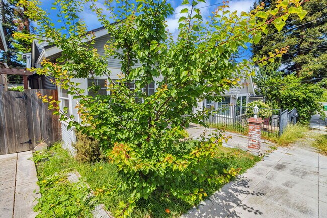 Foto del edificio - 4431 Penniman Ave