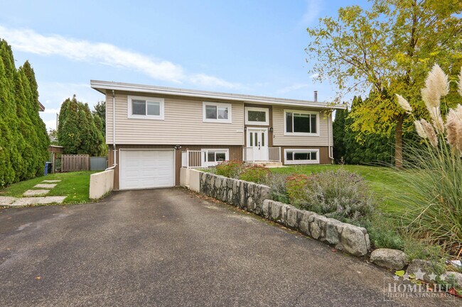 Photo du bâtiment - Rare 2 Bedroom Suite  in Great  Sardis Location!  Roomy and Cozy!