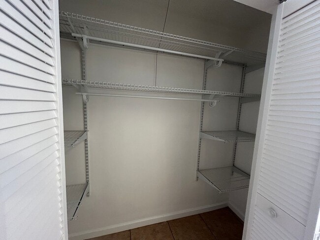 Building Photo - 1 BR Condo in Greenbriar Walking Distance to U of M!