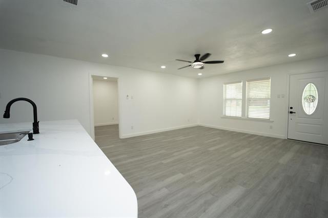 Foto del edificio - 404 Westwood Dr