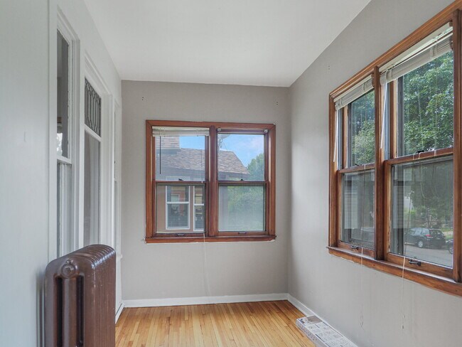 Foto del edificio - 3 Bed, 2 Bath Home in North Minneapolis. 1,600 Sq Ft, Fenced Yard, Pets Welcome.