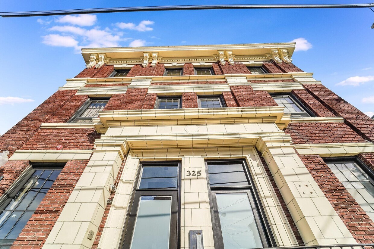 Primary Photo - 325 Palisade Ave