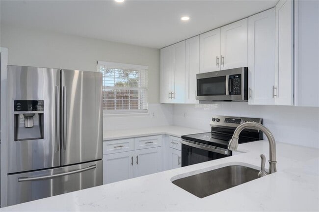 Foto del edificio - 15302 Cavalier Canyon Dr