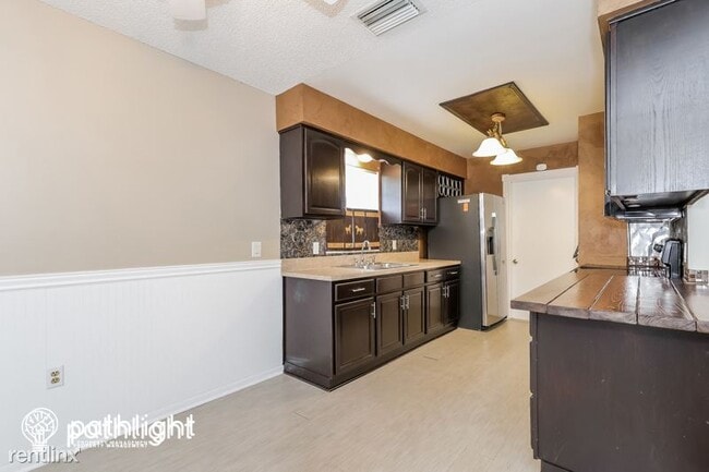 Building Photo - 2 br, 2 bath House - 916 Sunshine Way SW UNIT