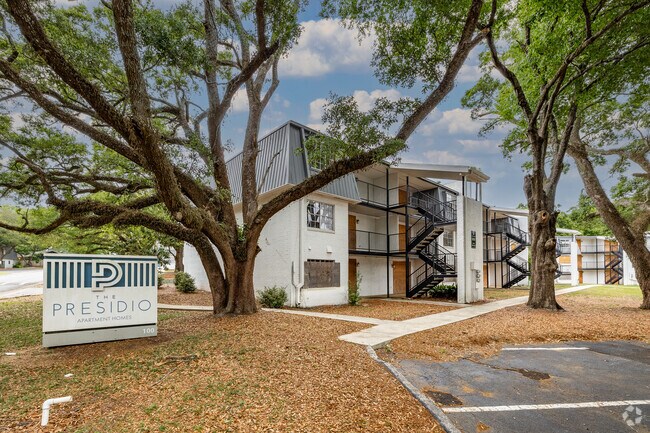 El Presidio en 100 Redwood Circle en Pensacola, Florida - The Presidio