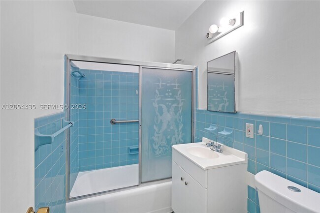 Foto del edificio - 6580 Santona St