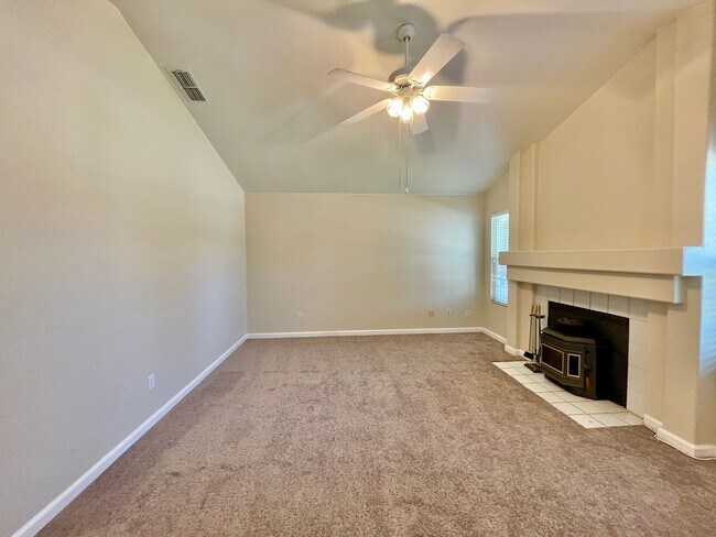 Building Photo - Super Adorable Refreshed 3 bedroom, 2 bath...