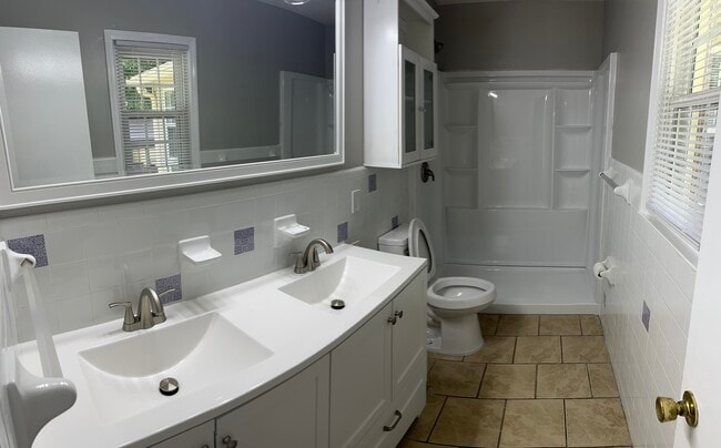 Masterbath - 709 Torrence St
