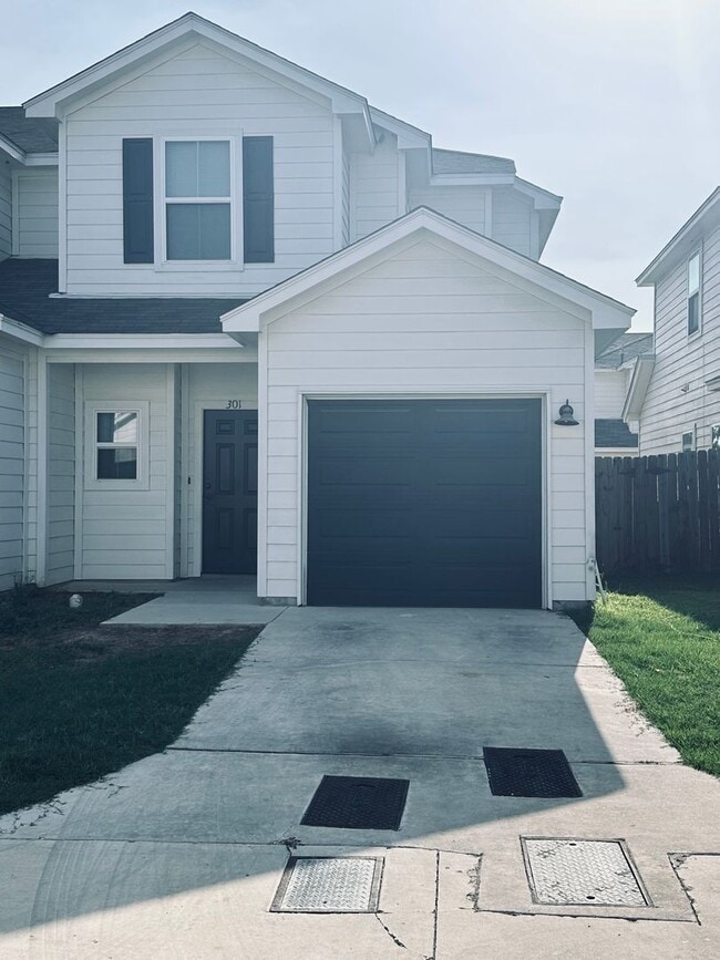 Building Photo - 3BD 2.5BA Townhome near 410 and I-35