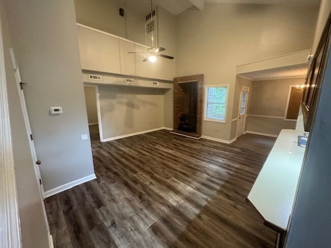 Foto del edificio - 106-110 Northwoods Dr