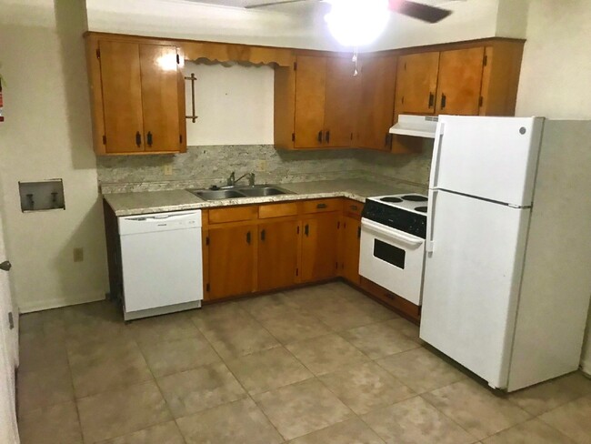 Building Photo - 2 Bed 1 bath apartment