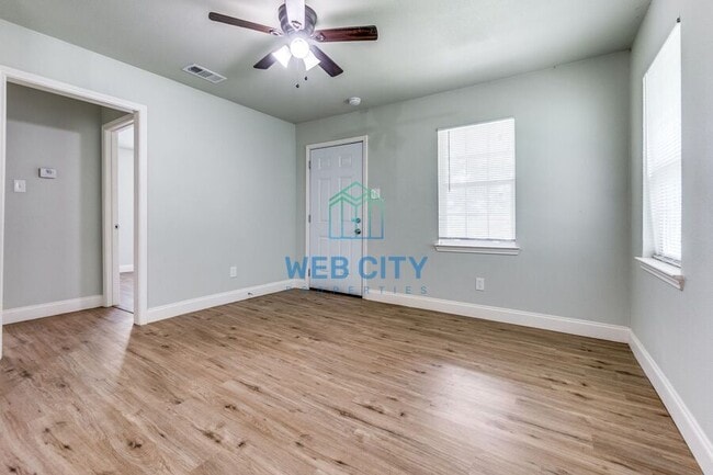 Photo - 405 Viaduct St House