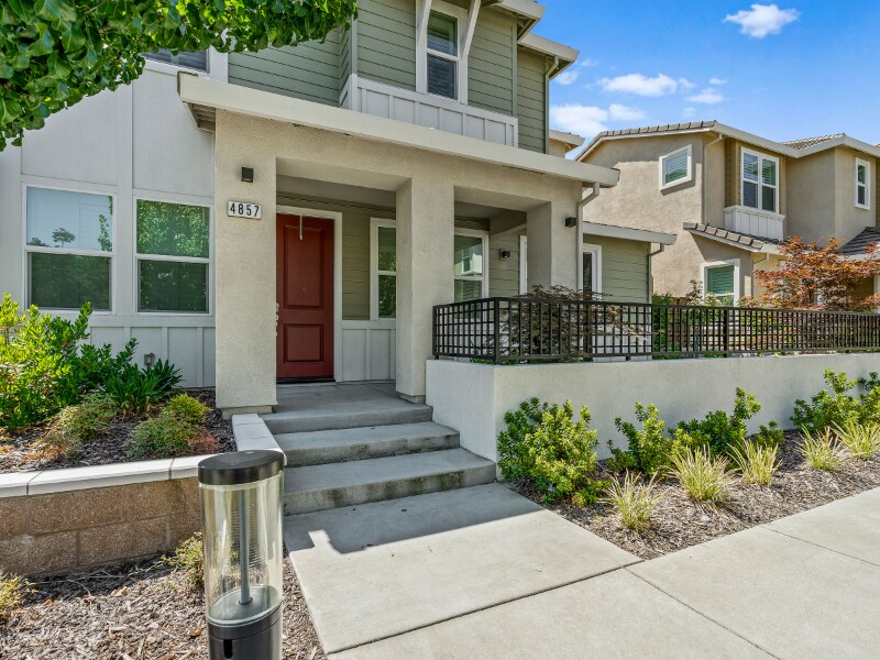 Foto principal - 4857 Holden Dr