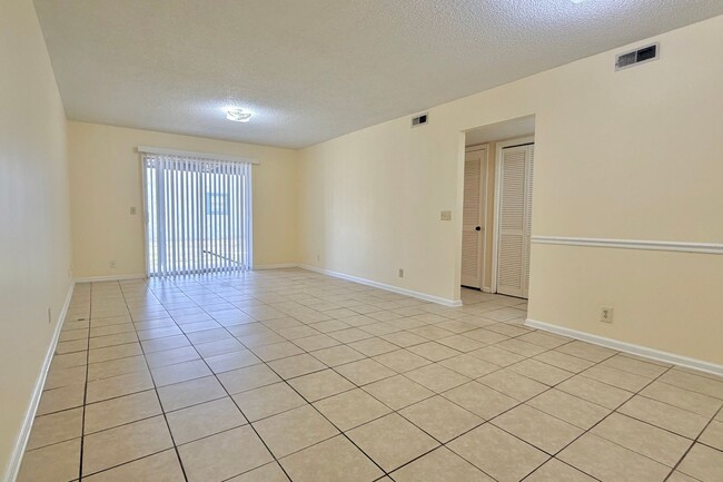 Building Photo - AVAILABLE NOW! (Pet Friendly)