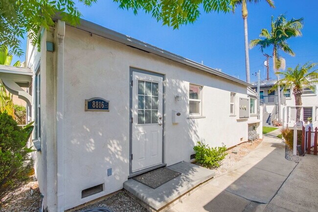 Foto del edificio - Charming 2 Bedroom Home in the Heart of La...