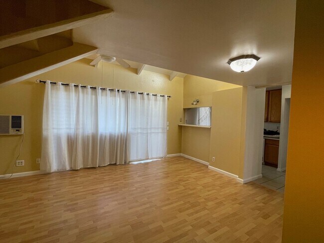 Building Photo - Partly Furnished 2-bedroom + bonus room lo...