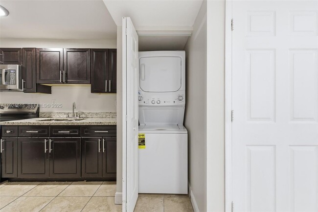 Foto del edificio - 1977 NW 5th Pl