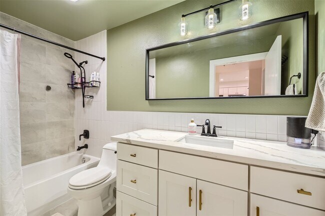Foto del edificio - Available August 1st >> Stunning 1BR/1BA C...