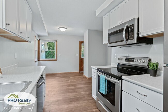 Building Photo - 3 Bedroom Home in Bloomington