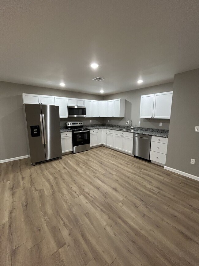 Building Photo - 716 Columbus St