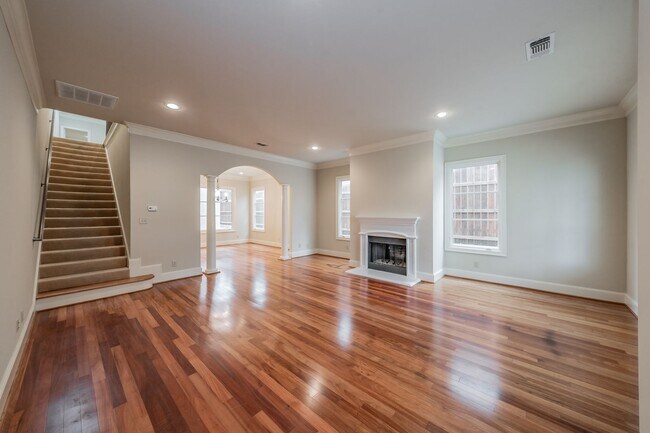 Building Photo - Beautiful 3 Bedroom Home in Queensboro Hei...