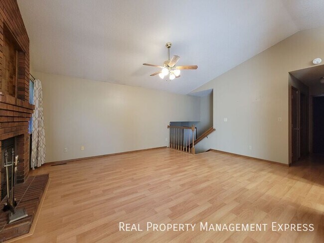 Building Photo - Great 4 Bed 2 Bath House with 2-stall atta...