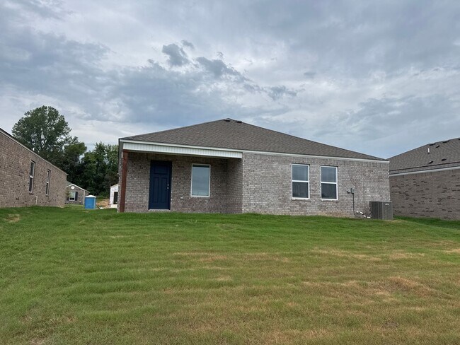 Foto del edificio - BRAND NEW Three Bedroom | Two Bath Home in...