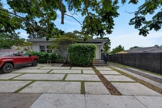 Building Photo - 2940 SW 25th Ter