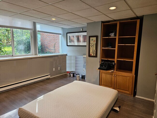 Building Photo - ALL INCLUSIVE, Modern Apt & w Laundry in U...