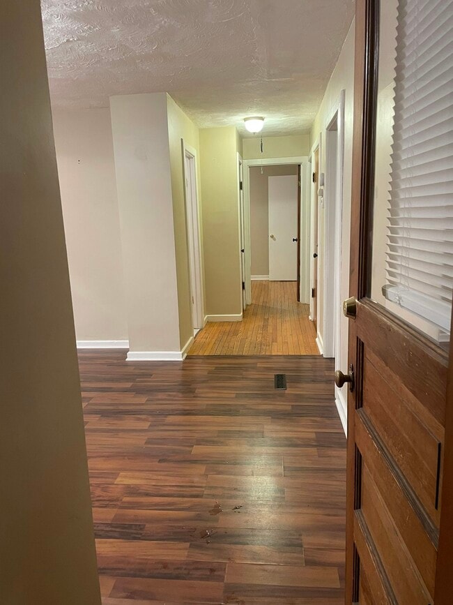Building Photo - 213 Garden City Dr