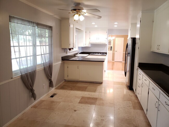 Building Photo - 4 Bed 2 Bath Single Family Home In Moraga