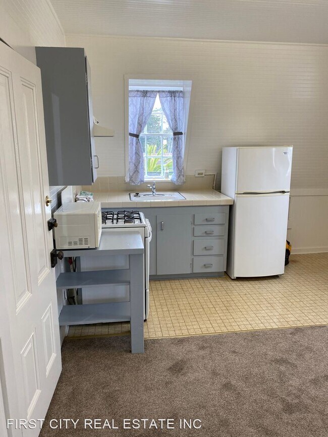 Building Photo - 1 br, 1 bath House - 628 Pine Avenue  #4