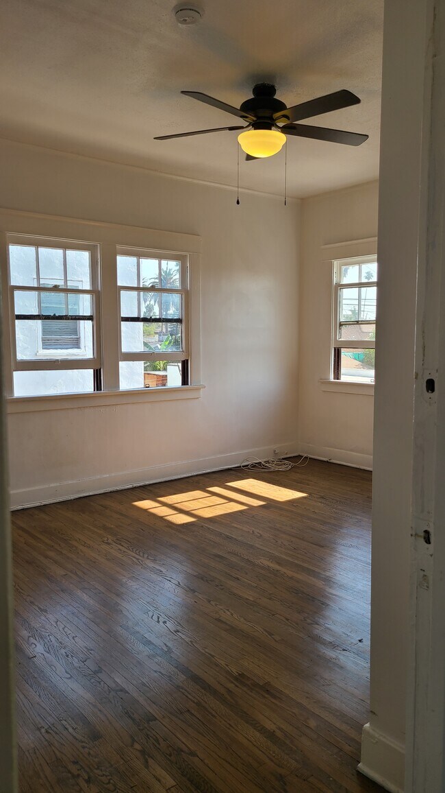 Building Photo - 2122 Vineyard Ave