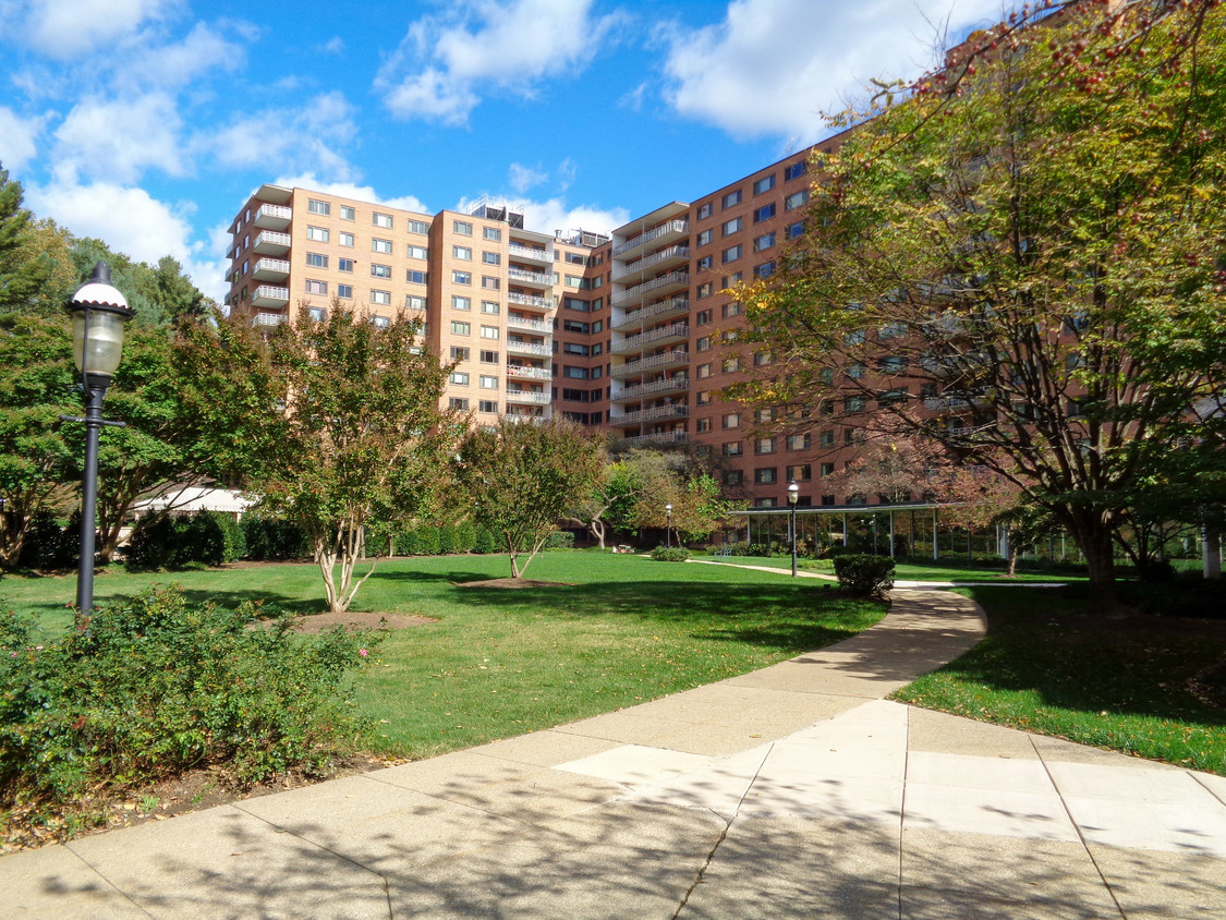 Foto principal - 4201 Cathedral Ave NW