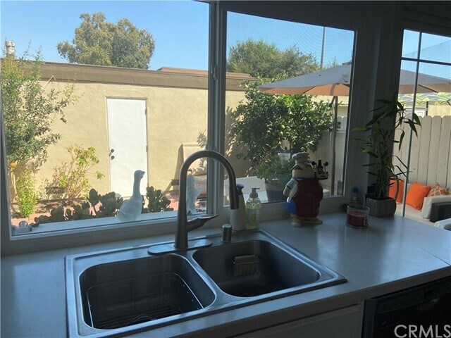 Foto del edificio - 1404 N Roundtree Ln