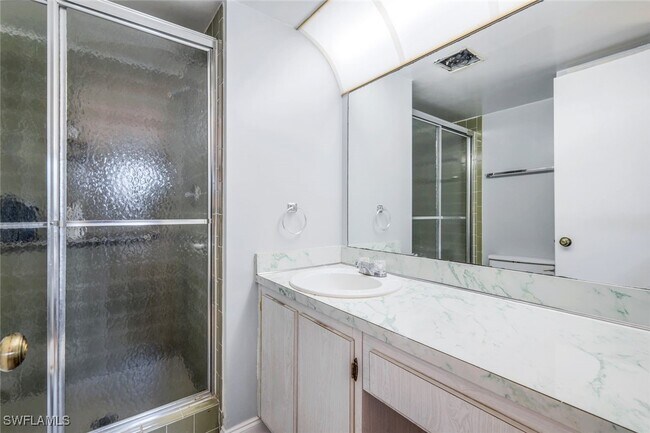 Foto del edificio - 300 Forest Lakes Blvd