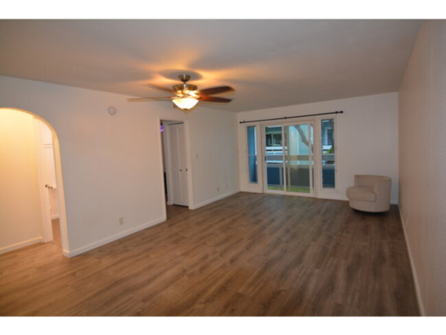 Building Photo - Renovated 2/2/1 Apartment near Kailua Town...