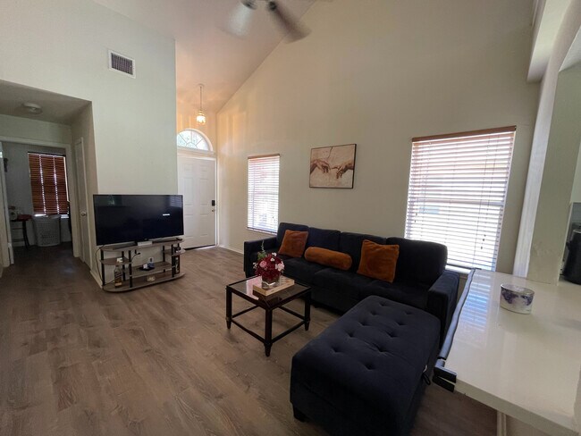Foto del edificio - Room in House on Socorro Bend