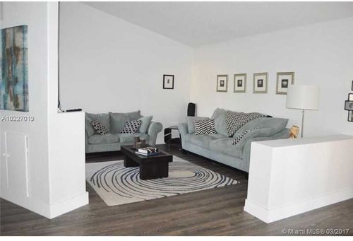 Foto principal - 167 Weston Rd