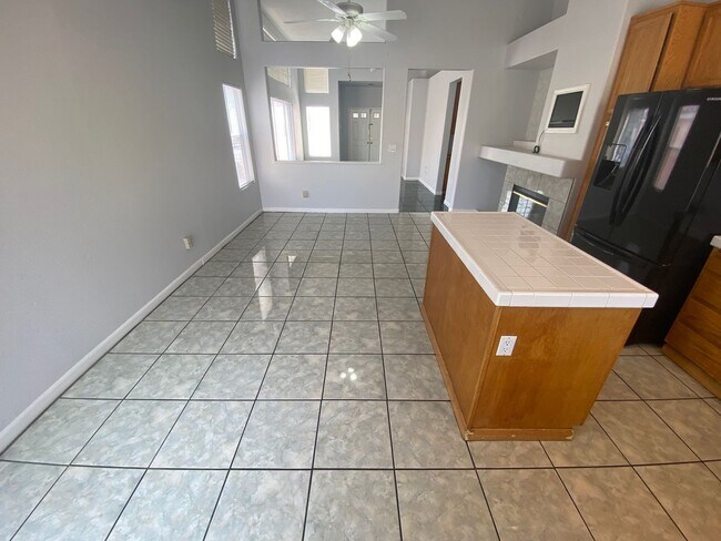 Building Photo - STUNNING 3 BEDROOM 2 BATHROOM SINGLE STORY...