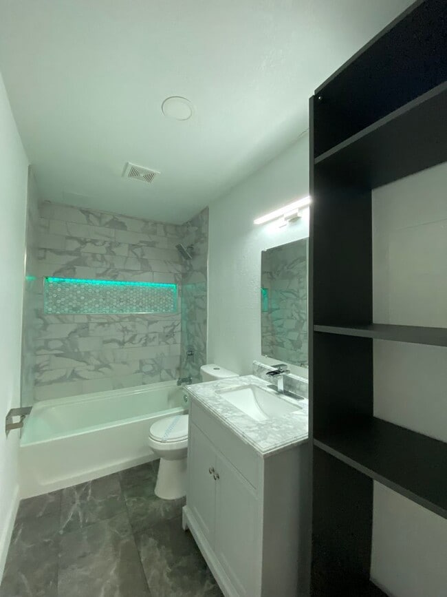 Foto del edificio - Kissimmee Two Bedroom One Bath Duplex Grea...
