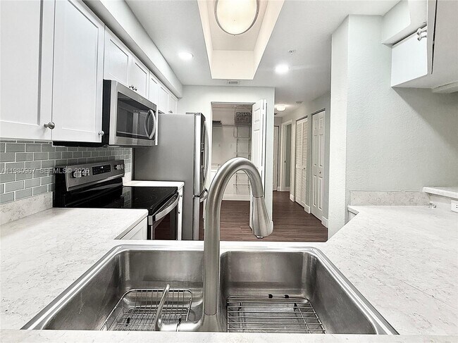 Building Photo - 3020 Alcazar Pl