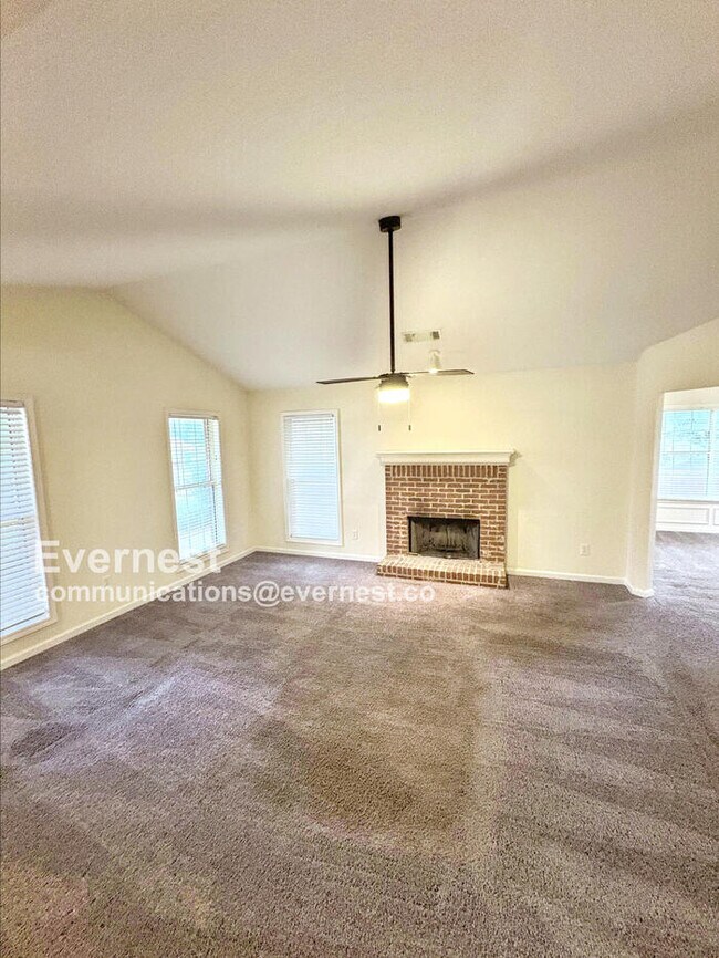 Building Photo - 552 Drake Cir