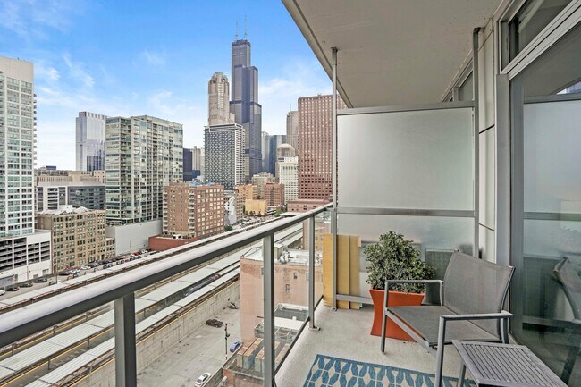 Building Photo - 720 S Clark St