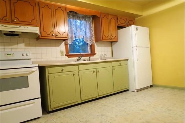 Building Photo - 827 Pennbrook Ave