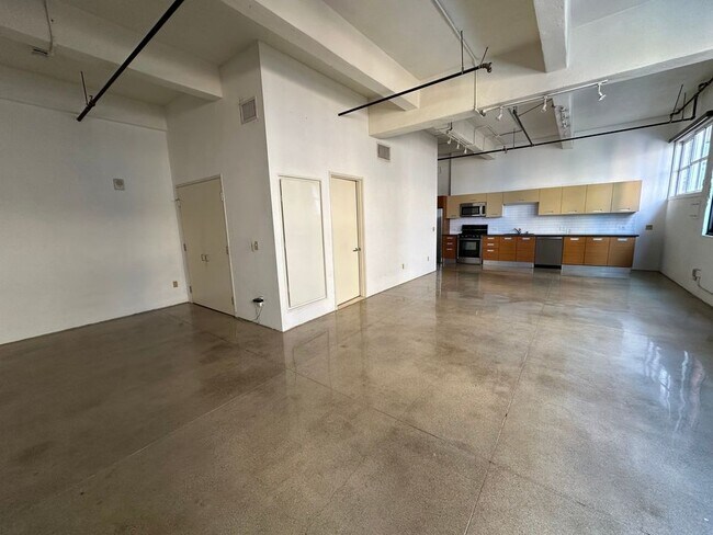 Building Photo - 738 S Los Angeles St